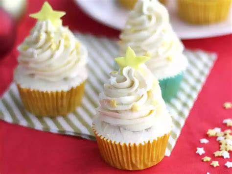 Schichtdesserts zu Festlichkeiten: weihnachtlich dekorierte Joghurt-Desserts