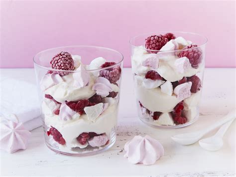 Schichten: Baiser, Himbeeren, Quarkcreme