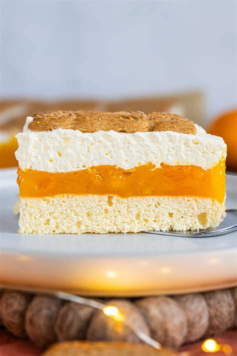 Schichten: Biskuit, Mandarinen-Pudding, Sahne, Spekulatius