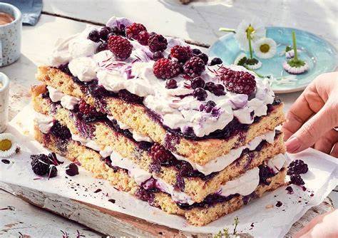 Schichten: Boden - Creme - Mini-Windbeutel - Creme - Beeren