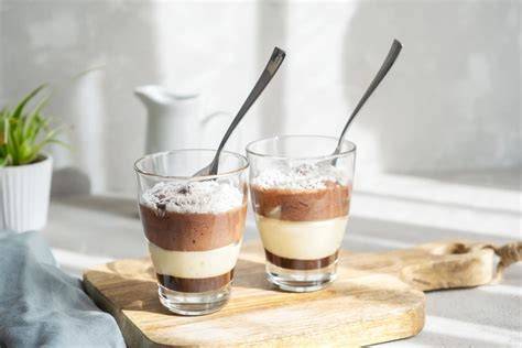 Schichten: Brownie-Boden mit dunkler und weißer Schokomousse
