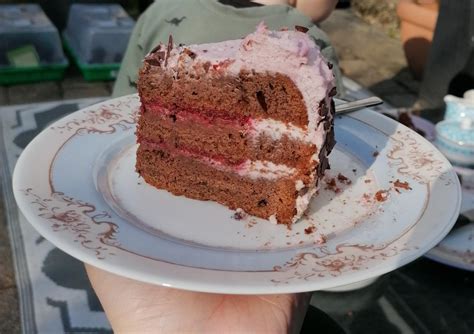 Schichten: Creme, Cookies, Sauerkirsch-Püree