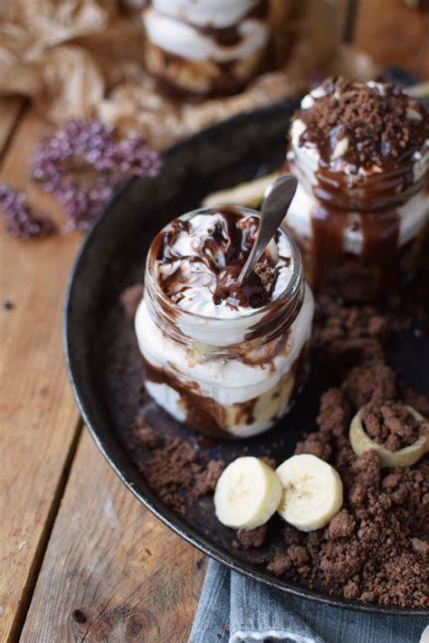 Schichten: Kekse, Creme, Bananen, Schokosauce