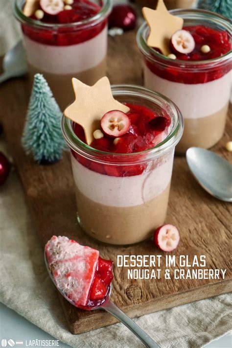 Schichten: Nougatmousse und Cranberrymousse im Glas