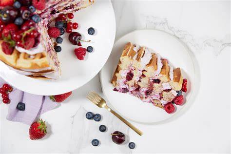 Schichten: Waffeln, Creme, Grütze in Auflaufform