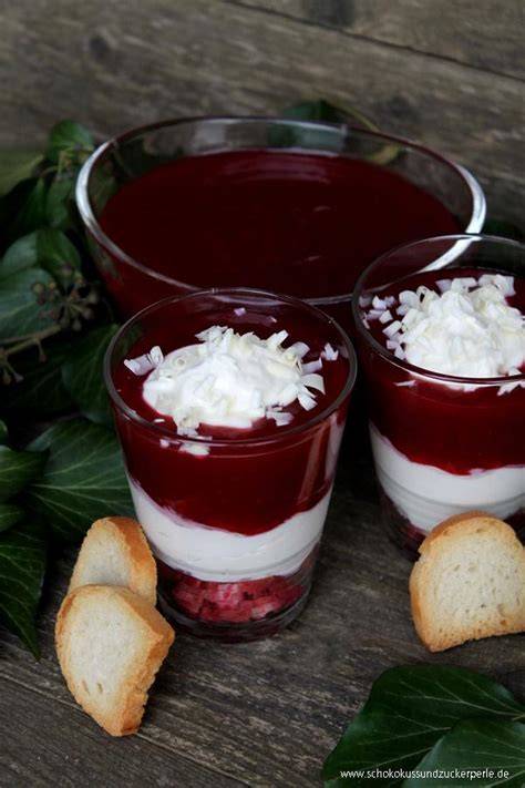 Schichten: Zwieback, Joghurt-Sahne, Rote Grütze