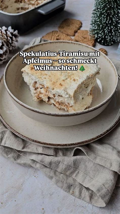Schichten aus Zwieback, Apfelmus und Vanillepudding in einer Auflaufform