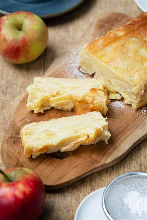 Schichten aus dünnen Apfelscheiben: „Unsichtbarer“ Apfelkuchen
