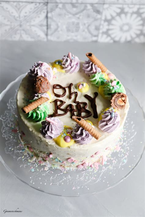 Schichten der Babytorte mit Creme- und Obstfüllung, Gender Reveal Variante