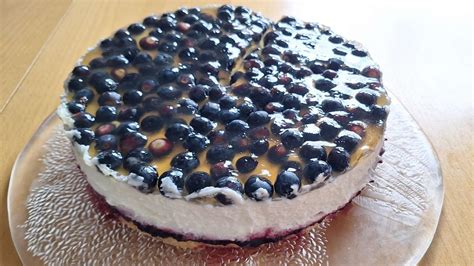 Schichten der Heidelbeer-Joghurt-Torte mit Gelee