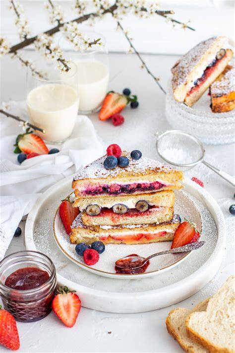 Schichten der Mini-Torte mit Marmelade und Beeren
