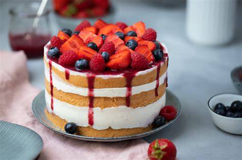 Schichten der Schneewittchen-Torte: Biskuit, Sirup, Creme, Beeren