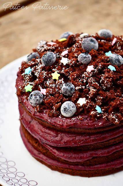 Schichten der Schokoladen-Blaubeer-Torte