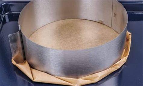 Schichten der Torte im Tortenring