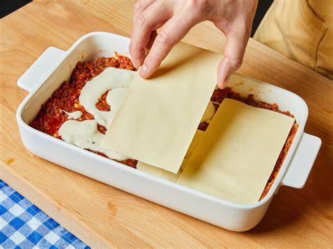 Schichten der Waffel Lasagne in der Auflaufform