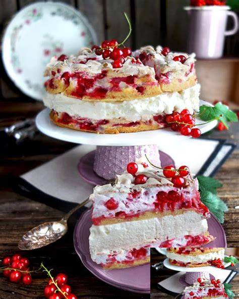 Schichten der Windtorte, aufgespritzte Baisers und Sahnefüllung