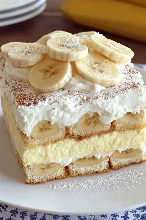Schichten des Bananenkuchens: Biskuit, Bananen, Puddingcreme