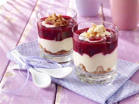 Schichten des Desserts: Baumkuchen, Creme, rote Grütze