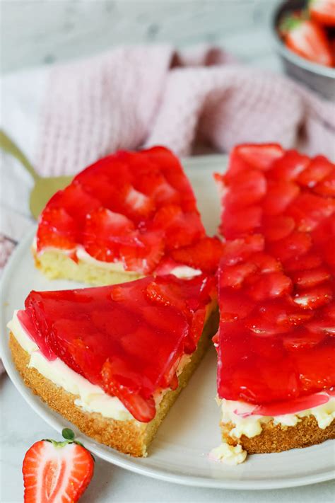 Schichten des Erdbeerbodens: Biskuit/Rührteig, Vanillepudding, saftige Erdbeeren, Tortenguss