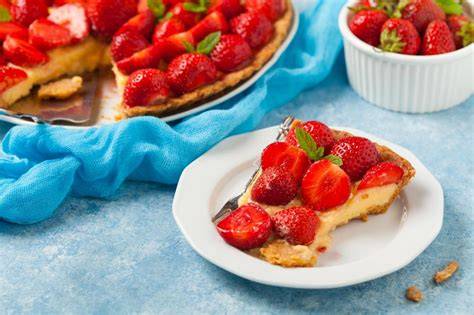 Schichten des Kuchens: Mürbeteig, Vanillepudding und frische Erdbeeren