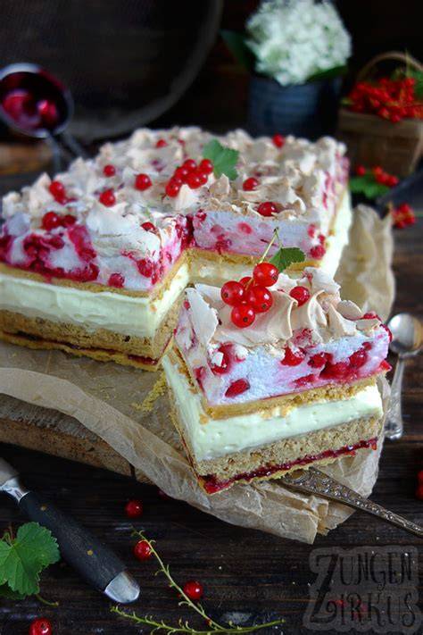 Schichten des spanischen Windes mit Puddingcreme, Schokolade und Baiser