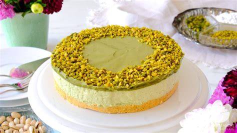 Schichten des türkischen Zwieback-Desserts (Sirup, Zwieback, Pudding, Sahne, Pistazien)