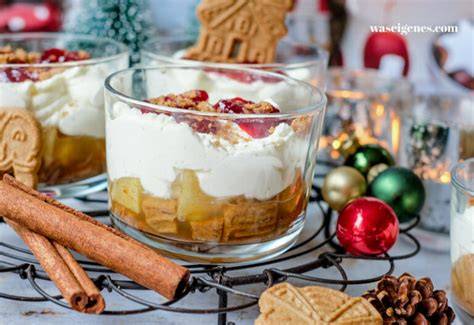 Schichten des weihnachtlichen Apfelkuchens: Boden, Apfelkompott, Mascarponecreme und Spekulatius