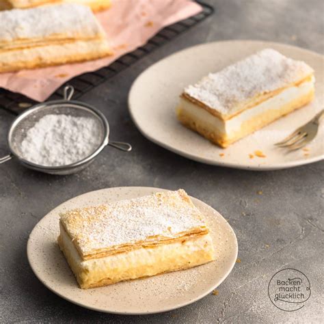 Schichten einer Cremeschnitte: Boden, Vanillecreme, Sahne, Teigdecke