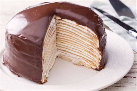 Schichten einer Crepe-Torte