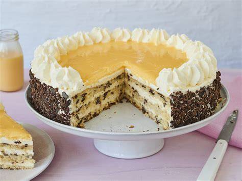 Schichten einer Eierlikörtorte