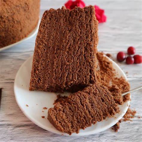 Schichten einer Erdnussbutter-Schoko-Torte mit Ganache