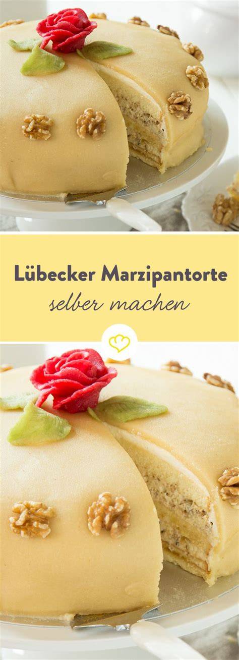 Schichten einer Marzipantorte mit Marzipancreme und Fruchtfüllung