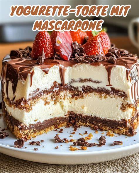 Schichten einer Mascarpone Schoko Torte mit Erdbeeren
