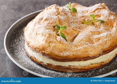 Schichten einer Mini-Schokotorte