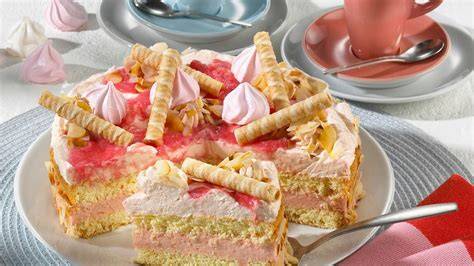 Schichten einer Rhabarbertorte: Biskuit, Mascarponecreme, Rhabarberkompott, Erdbeerspiegel