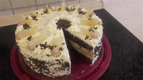 Schichten einer Sahnetorte mit Birnen