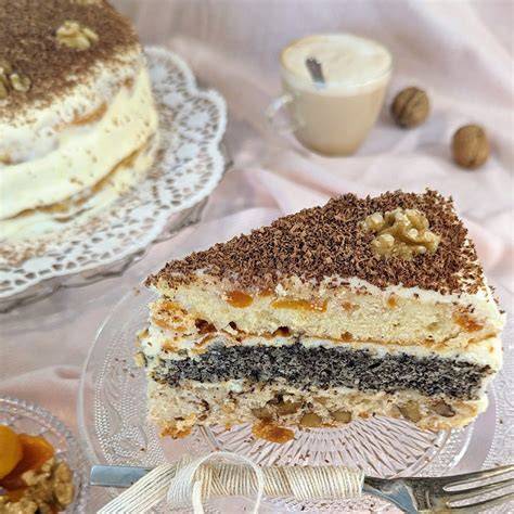 Schichten einer Walnuss-Krokant-Torte