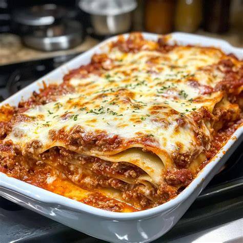 Schichten einer frisch gebackenen Lasagne