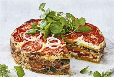 Schichten einer herzhaften Gemüsetorte mit Avocado-Erbsen-Creme