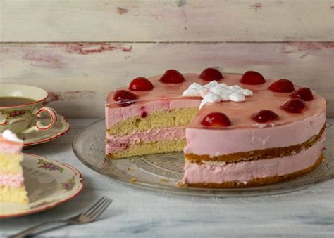Schichten einer klassischen Erdbeer-Holunder-Torte: Biskuit, Creme, Erdbeeren (Schnittzeichnung)