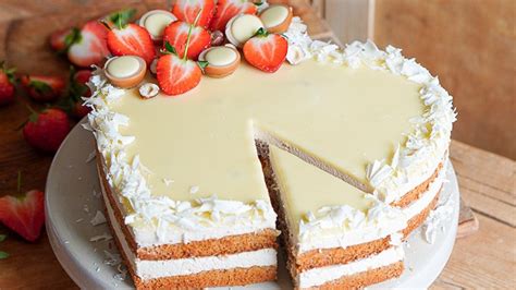 Schichten einer weißen Schokoladencreme-Torte mit Erdbeeren
