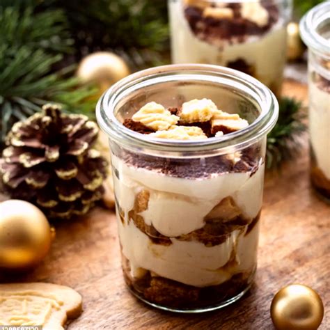 Schichten eines Lebkuchen-Tiramisu im Glas