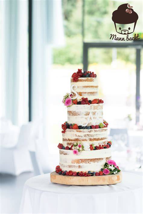 Schichten eines Naked Cakes mit Creme und Beeren