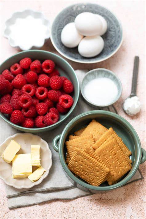 Schichten eines Pudding-im-Glas-Desserts: Himbeeren, Vanillepudding, Butterkekse