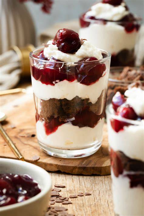 Schichten eines Schwarzwälder Kirsch Dessert im Glas