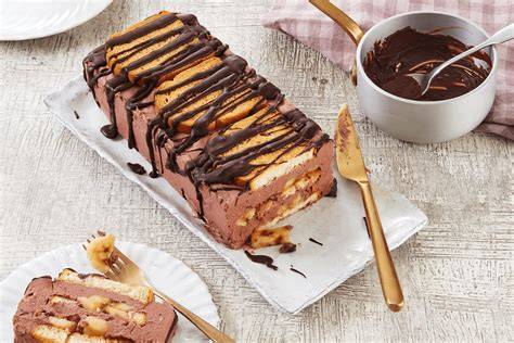 Schichten eines Zwieback Pudding Kuchens: Zwieback, Kompott, Vanille- und Schokopudding
