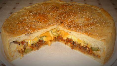 Schichten im Cheeseburger Kuchen: Sauce, Hack, Käse, Gurken