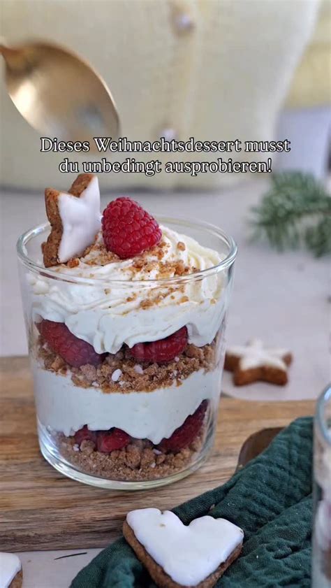 Schichten im Dessertglas: Creme, Himbeeren, Giotto-Krümel, weiße Schokolade