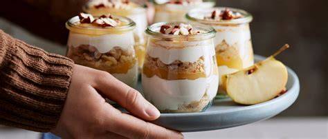 Schichten im Glas: Apfeltiramisu im Glas mit Biskuit und Creme sichtbar