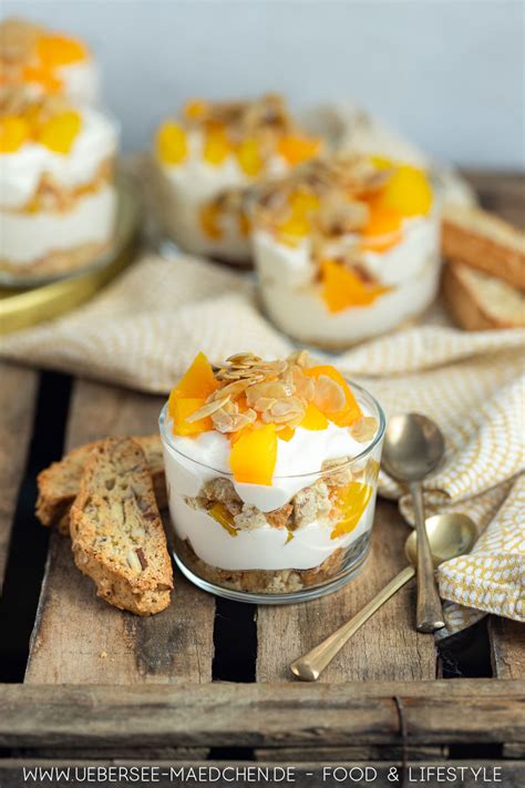 Schichten im Glas: Cantuccini, Creme, Früchte